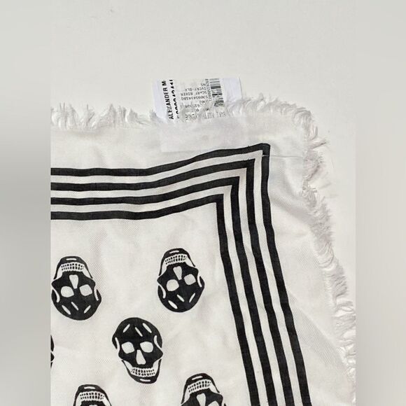 Alexander McQueen scarf in fabric with Skull print - Picture 12 of 15